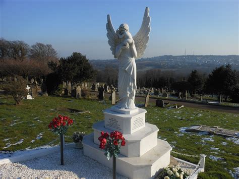 Angel Grave Stone In Hastings Cemetery Cemetery Statues Cemetery Art