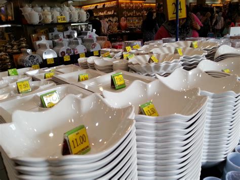 Kedai pinggan mangkuk seramik yang murah dan mempunyai banyak corak menarik. AQILAHAIQAL : OurPrideOurJoy: Pulau Langkawi | Shopping ...