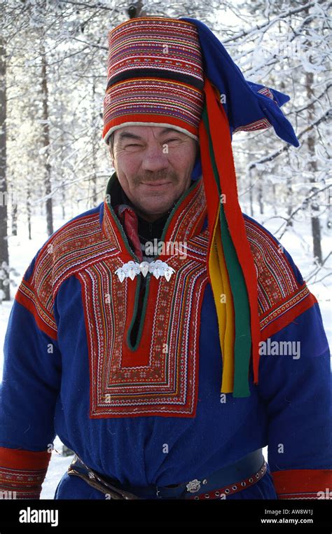 Laplander In Traditioneller Tracht Sami Tracht Stockfotografie Alamy