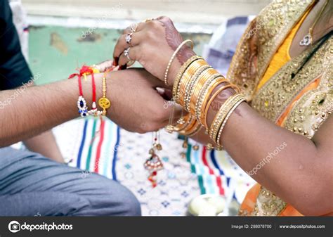 Indische Junge Schwester Bindet Rakhi Am Handgelenk Ihres Bruders Eine Tradition Beim Raksha