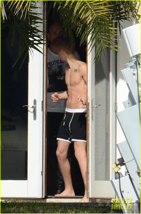 Justin Bieber Shirtless And Underwear Clad In Miami Photo 2800342