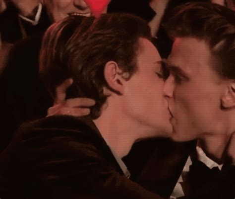 Henrik Holm Skam Skam Cast Parejas Goals Tumblr Kiss Cam Gay