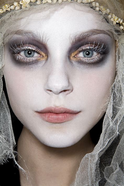 11 Stunningly Pretty Halloween Makeup Ideas Wonder Forest