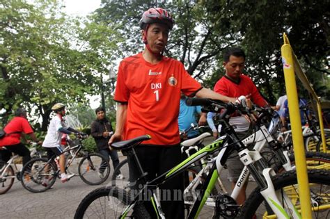 Jokowi Naik Sepeda Ke Balaikota Foto 1 952411