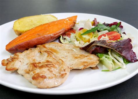 Filete de pechuga de pollo con ensalada boniato y patata al horno Gastronomía Vasca Escuela