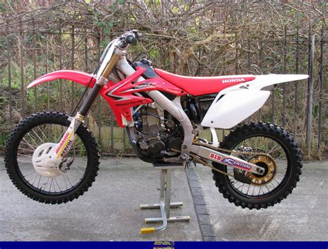 Honda's profilation of this bike. 2006 Honda CRF450X - Moto.ZombDrive.COM