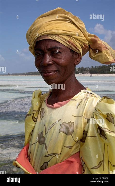 Zanzibar Tanzania Portrait Of Seaweed Harvester Stock Photo Alamy
