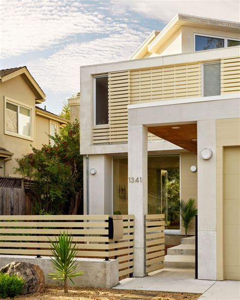 Jadikan pagar kayu rumah minimalis anda tidak hanya berfungsi sebagai pengaman namun juga alat estetika untuk hunian rumah anda. Contoh Model Pagar Minimalis Terbaru