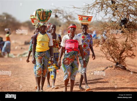 Frauen Kommen In Die Stadt Djibo Burkina Faso Zu Fuß Ihre Waren Auf