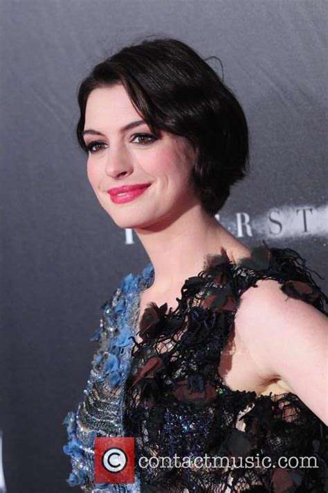 Anne Hathaway Gives Some Crucial Advice To Neil Patrick Harris For Hosting Oscars Do The