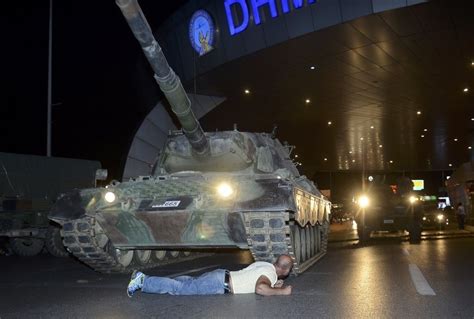 Presidente volta a Istambul em meio à tentativa de golpe militar na Turquia UOL