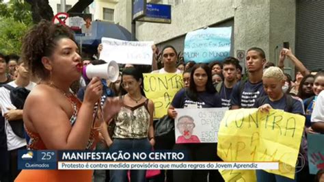 Manifestantes Fazem Protesto No Centro Contra Mudan As No Jovem