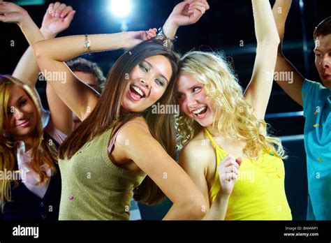 People Dancing Night Club Enjoying Themselves Club Hi Res Stock Photography And Images Alamy