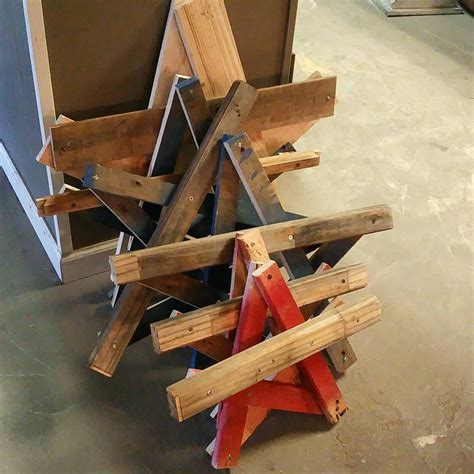 Reclaimed Pallet Wood Stars Just In Time For The Holidays