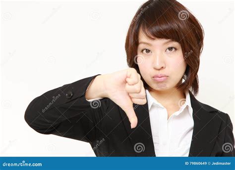 la empresaria japonesa joven con los pulgares abajo gesticula imagen de archivo imagen de