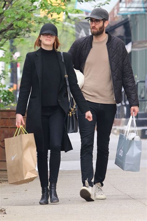 Emma stone is reportedly expecting her first child with her partner dave mccary. Emma Stone and boyfriend Dave McCary shopping in New York | Emma stone, Cameron diaz and benji ...