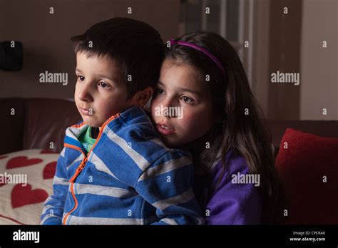 Geschwister Bruder Und Schwester Zusammen Vor Dem Fernseher Stockfotografie Alamy