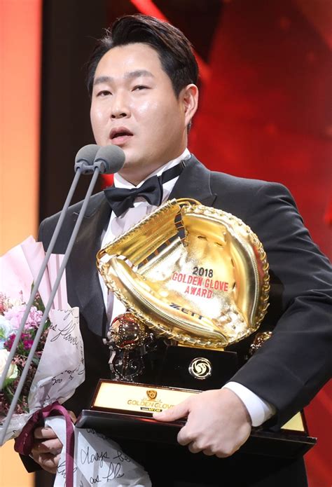 (서울=연합뉴스) 하남직 기자 = 당대 최고 포수 양의지(32·nc 다이노스)가 떠났다. 최다 득표 후 울먹인 양의지… 골든글러브 4명 배출 '잔칫집 ...