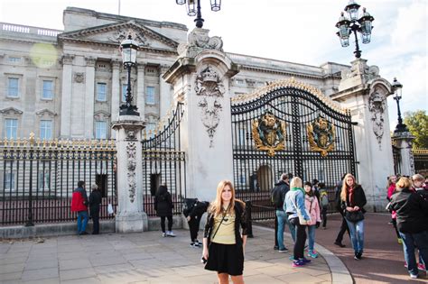 Zagraniczni turyści nie wyobrażają sobie wizyty w wielkiej brytanii bez zwiedzania pałacu buckingham. Made by Ania - lifestyle blog: Londyn w jeden dzień ...