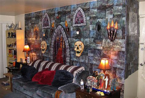 Whether you like super scary decorations or just regular vanilla halloween décor, you must get the decoration over with before the festivities begin! 15 Spooky Halloween Home Decorations | Home Design Lover