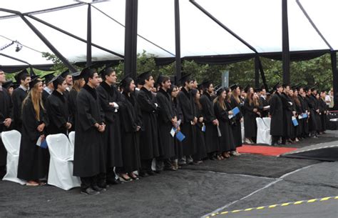 Más De 300 Egresados De La Facultad Recibieron Sus Títulos Y Grados