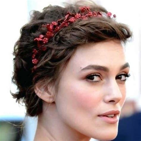 Headband Styles For Short Hair Anne Hathaway Uses A Headband To