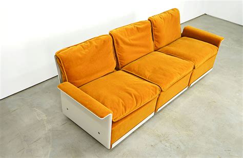 In unseren hellen und freundlichen ausstellungsräumen finden sie das möbelstück, das ihre einrichtung abrundet. Dreisitzer Sofa RZ62 von Dieter Rams - Adore Modern