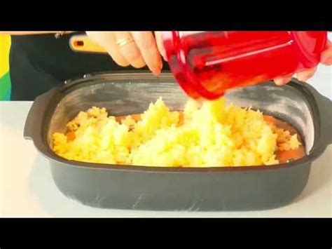 In diesem video zeige ich dir wie man einen schnellen kuchen aus dem tupperware grill macht.die zutaten für den rührkuchen findest du hier.2 eier (getrennt)1. Tupperware Rezept | Apfel-Schüttelkuchen - YouTube (mit ...