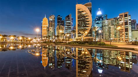 배경 화면 도하 카타르 쉐라톤 공원 고층 빌딩 도시 밤 조명 물 반사 2560x1600 Hd 그림 이미지