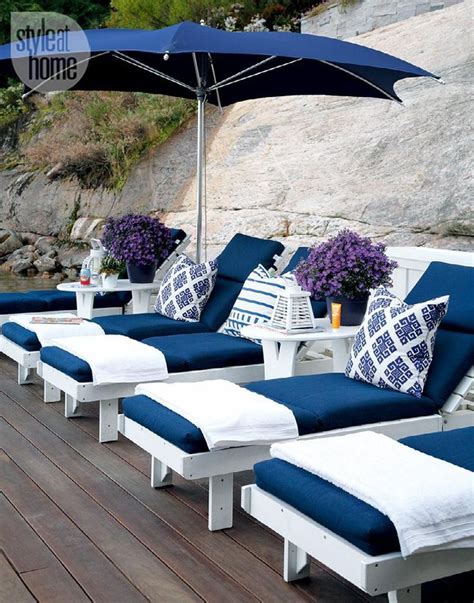 this post shares ideas of how you can decorate with navy and white in your home demonstrat