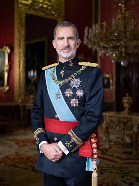 El Rey Felipe Vi De Uniforme Nuevo Posado Oficial De Los Reyes