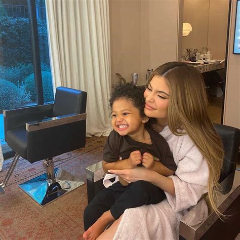 kylie jenner s daughter is the princess of patience in adorable candy challenge video