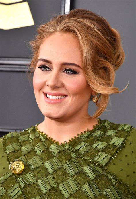 Zoom In On Every Angle Of Adeles Flawless Signature Cat Eye Adele