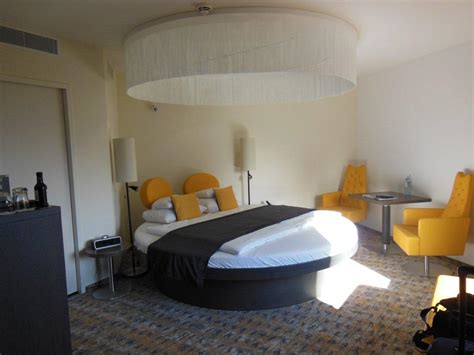Bett napoli design rundbett mit ablagetischen polsterbett ehebett doppelbett. Bild "Rundes Bett im Zimmer 731" zu ARCOTEL Onyx Hamburg ...