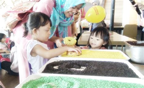 In busy daily lives, dunkin' will be a sweet friend to you. Membuat Donat Bersama Anak Di Dunkin' Donuts Bandar Lampung | iKurniawan