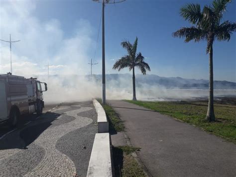 Fumaça de incêndio na praia das Palmeiras invade casas e assusta