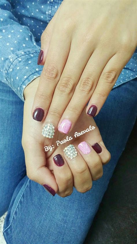 Unas de acrilico unas de gel unas decoradas acrilico esmal. Gelish vino, rosado con blanco y pedreria | Diseños de uñas acrilicas, Arte de uñas y Diseños de ...