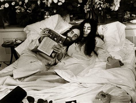 John Lennon Y Yoko Ono Y Su Encierro Del Que Salió El Give Peace A