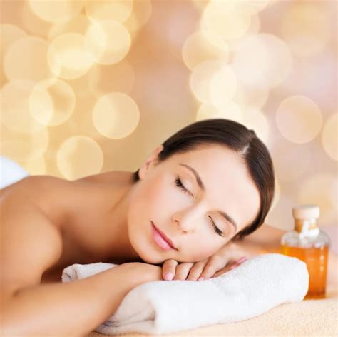 conceito de saúde e beleza mulher em salão de spa deitada na mesa de massagem foto premium