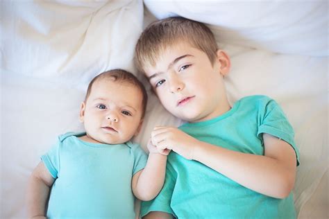 sibling photography. baby and older sibling | Sibling ...