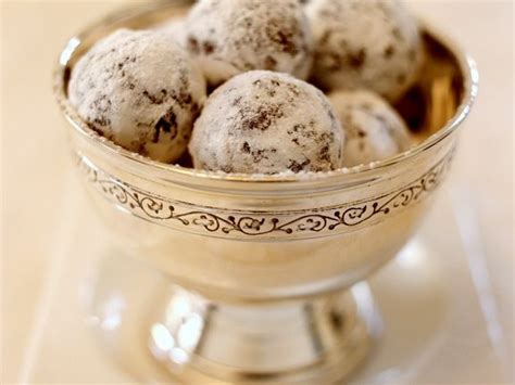 Die schokolade in kleine stücke hacken und unter den teig heben. Schokoladen-Marzipan-Pralinen | Rezept | Pralinen selber ...