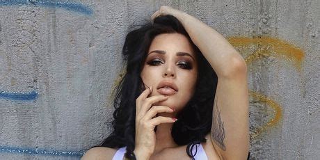 Njezin Instagram Vrvi Seksi Fotografijama Ovo Je Playboyeva Ze Ica