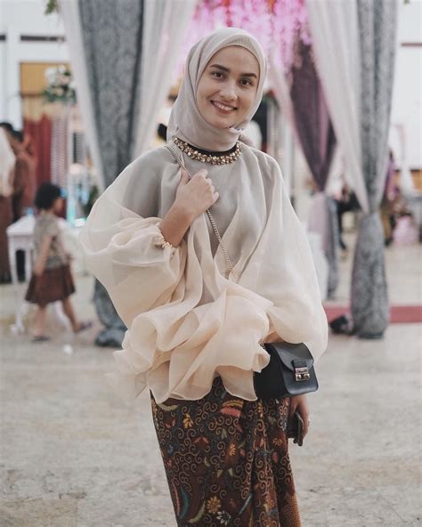 Outfit Kondangan Hijab Simple