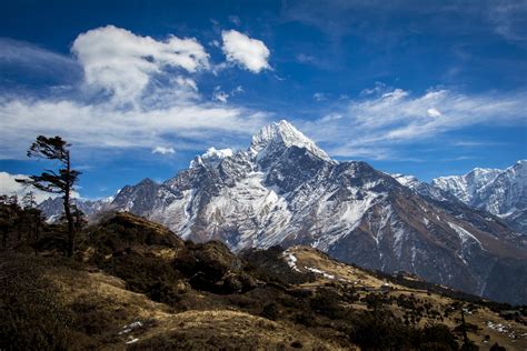 The Mighty Peak Of Ama Dablam In The Everest Region 3240 X 2160 Oc
