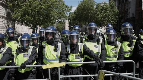 london protests scores arrested after far right groups target anti racism demonstations cnn