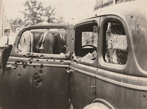 Rare Photos Of Bonnie And Clyde Show Them At The End Of Their Lives