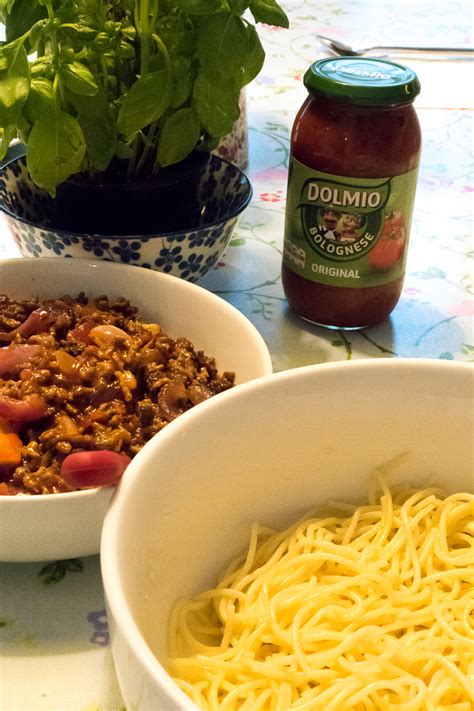 Tips on a tech free dinner with spaghetti bolognese