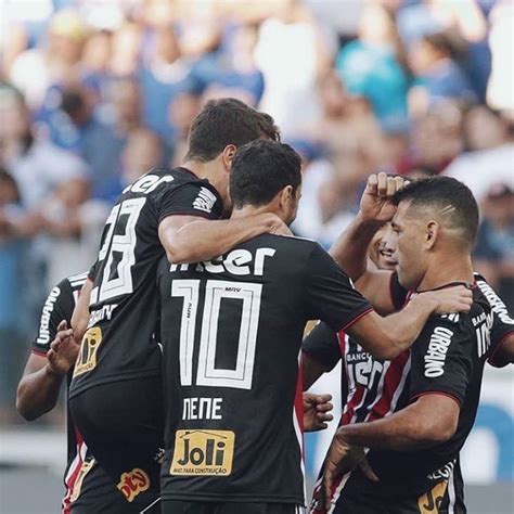 A fiorentina emprestou seu uniforme para o clube, que sagrou campeão do torneio. Pin de Marcel Szmick em Futebol (com imagens) | São paulo ...