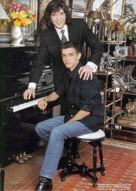 Claro que de una manera ambigua, llena a veces de sobrentendidos la relación entre padre e hijo actualmente no es estrecha, pese a que estuvieron considerablemente unidos. BLOG DE CAMILO SESTO MARIFIAN1: CAMILO SESTO Y SU HIJO