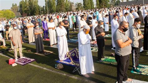 2000 Musulmans à La Prière De Laïd